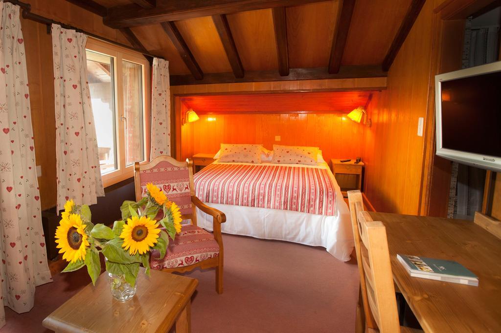 Hotel Aux Mille Etoiles Salvan ภายนอก รูปภาพ