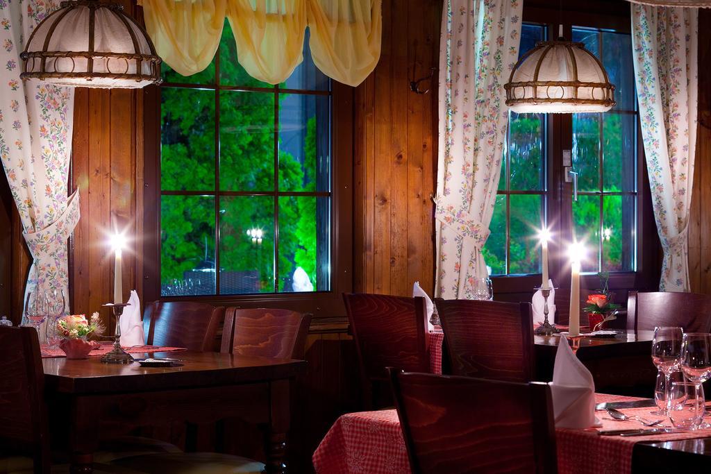 Hotel Aux Mille Etoiles Salvan ภายนอก รูปภาพ