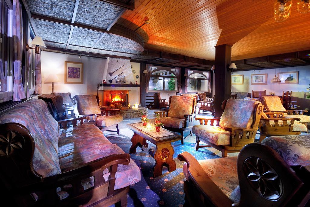 Hotel Aux Mille Etoiles Salvan ภายนอก รูปภาพ